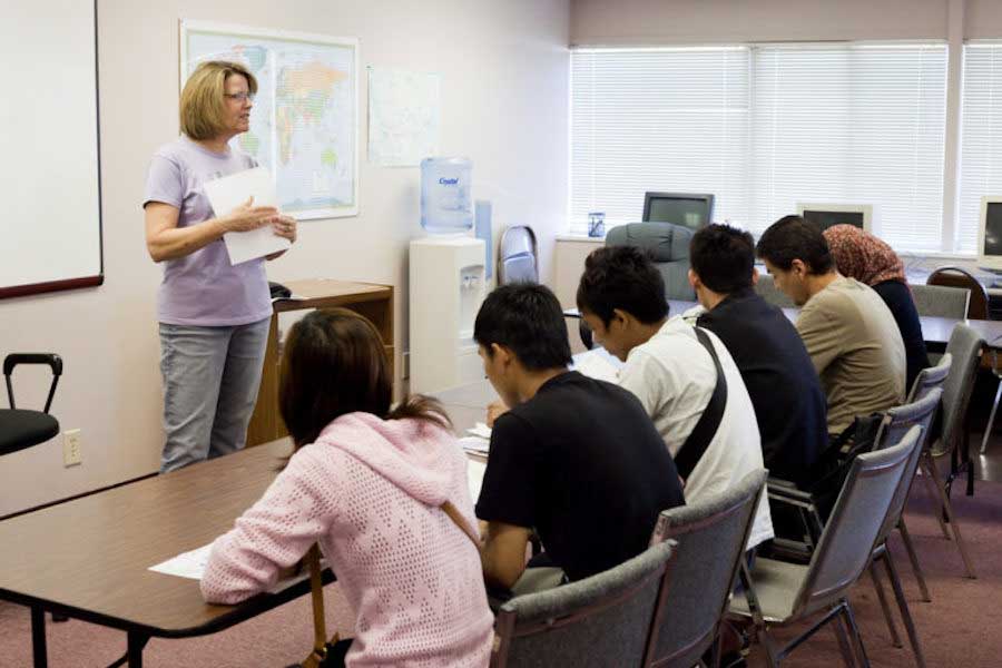 maestra frente a la clase de educación de adultos