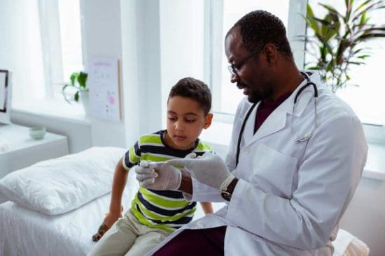 medico con niño paciente