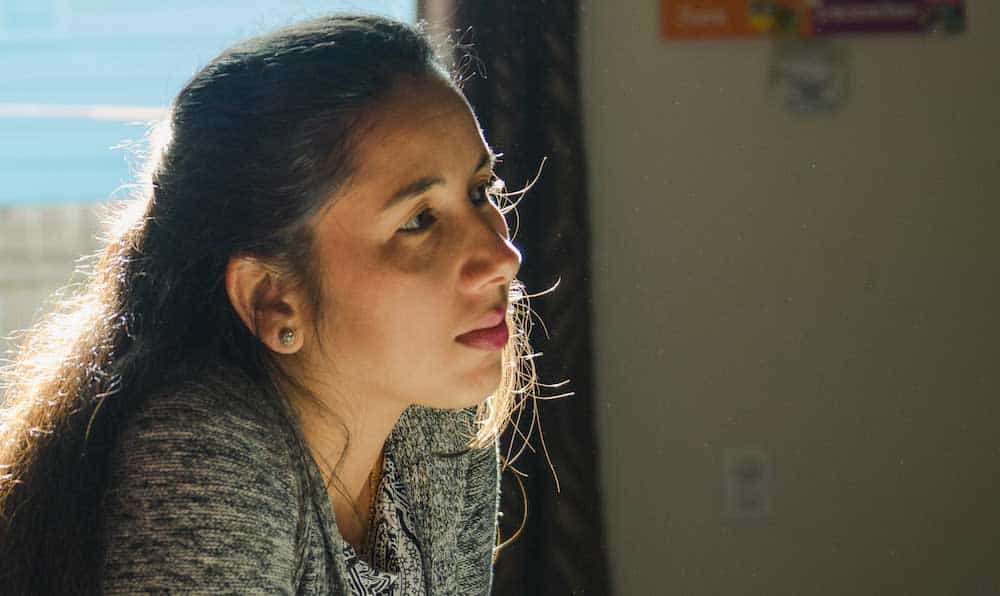 mujer mirando
