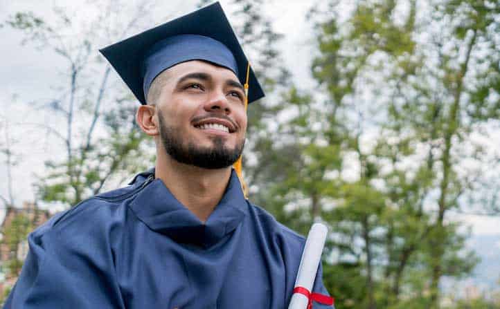 jeune homme barbu avec diplôme